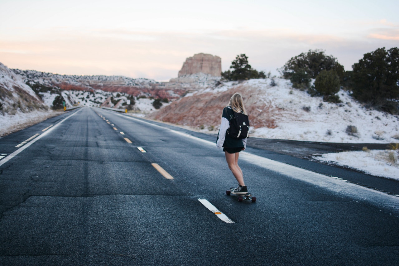 En kvinna på en skateboard
